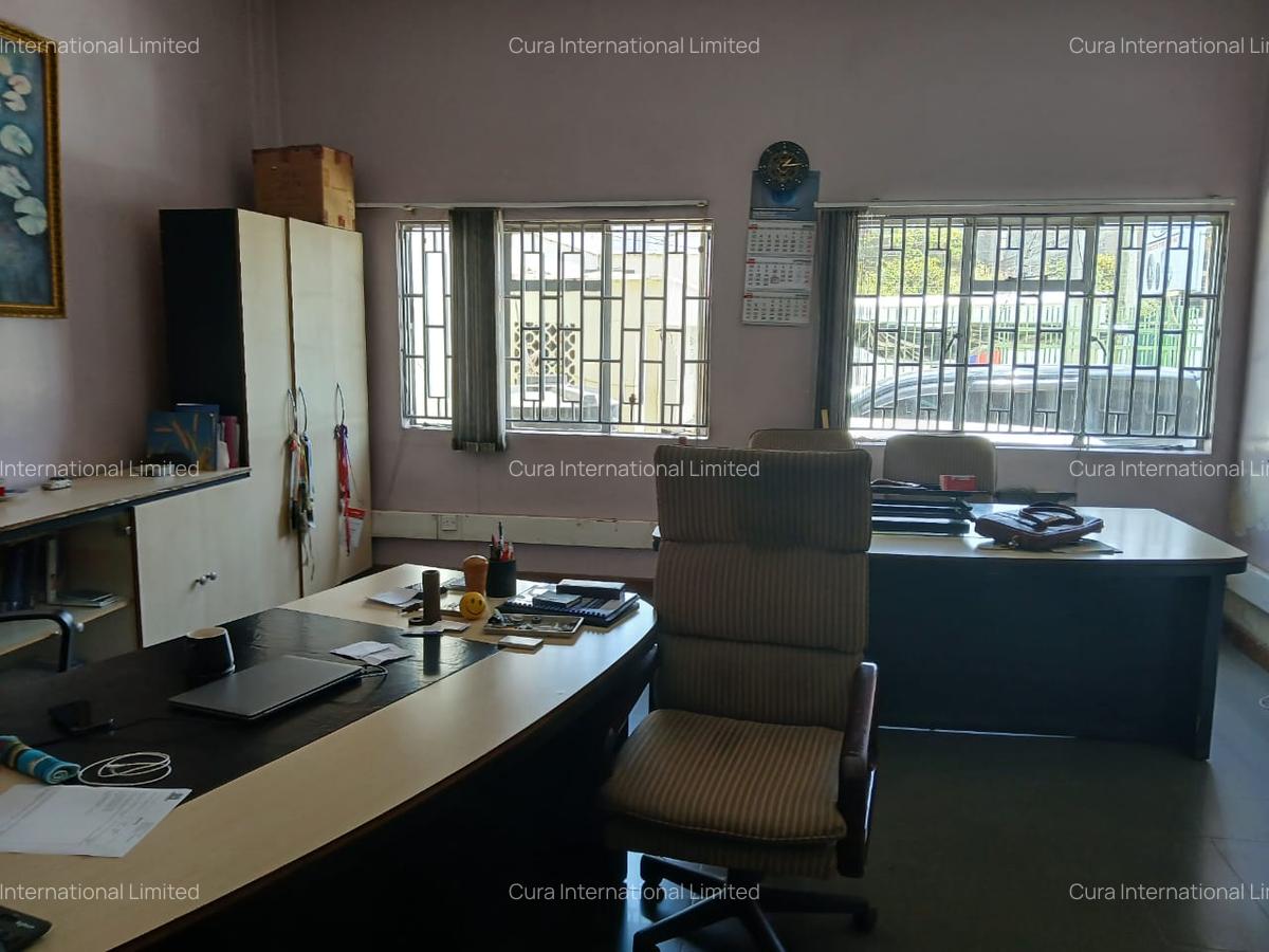 27,000 ft² Warehouse in Industrial Area - 3