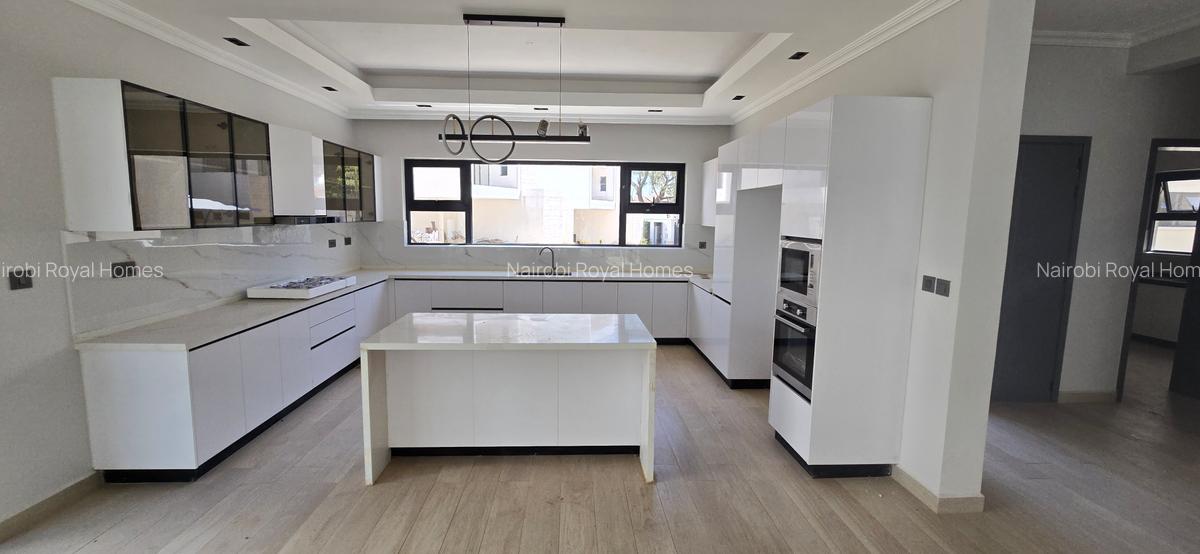 5 Bed Townhouse with En Suite at Lavington Green - 3