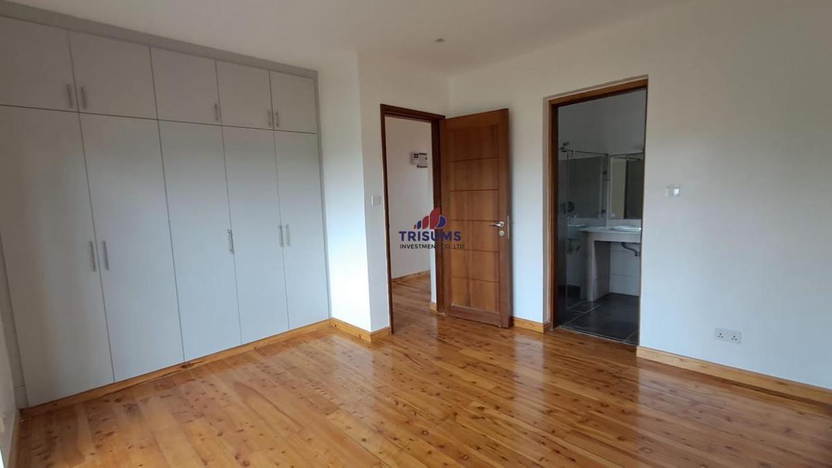 4 Bed House with En Suite in Ridgeways - 7