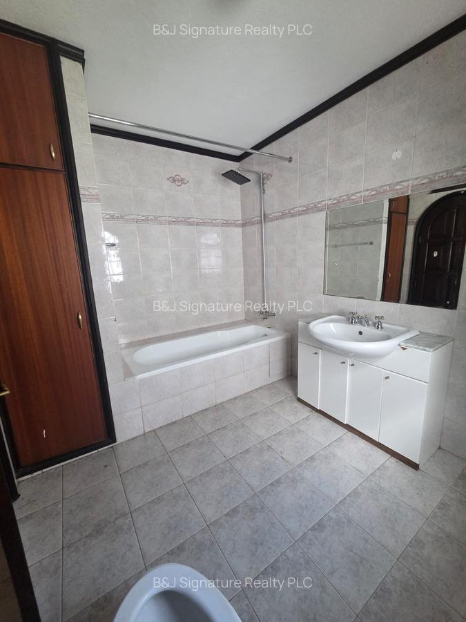 4 Bed Villa with En Suite in Riverside - 14