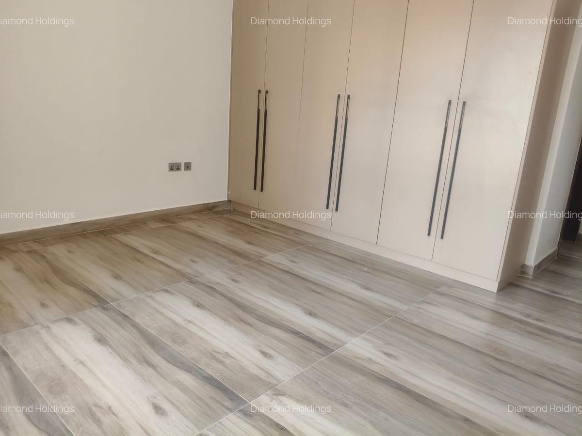 2 Bed Apartment with En Suite at Brookside - 4