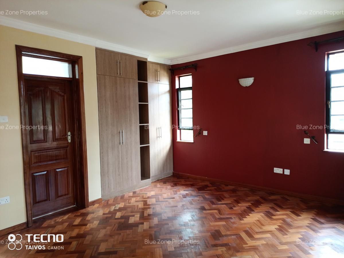 4 Bed Townhouse with En Suite at Close To Un - 9