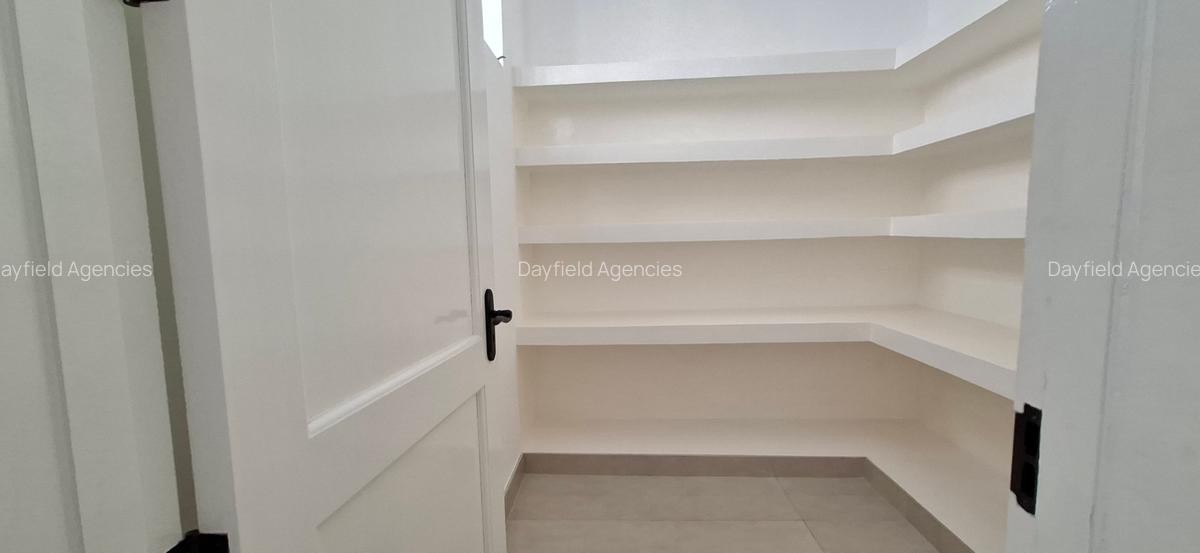 4 Bed House with En Suite in Brookside - 7