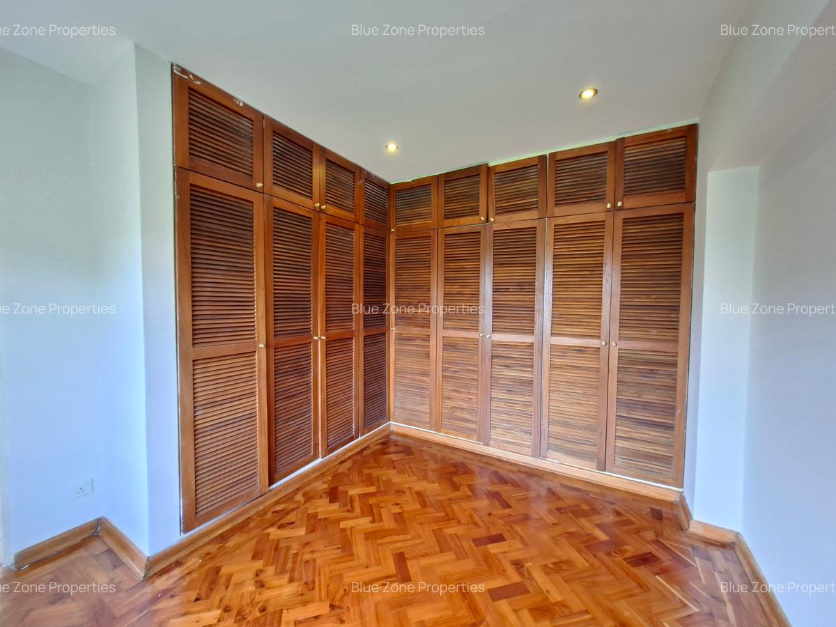 5 Bed House with En Suite at Off Ridgeways Rd - 17