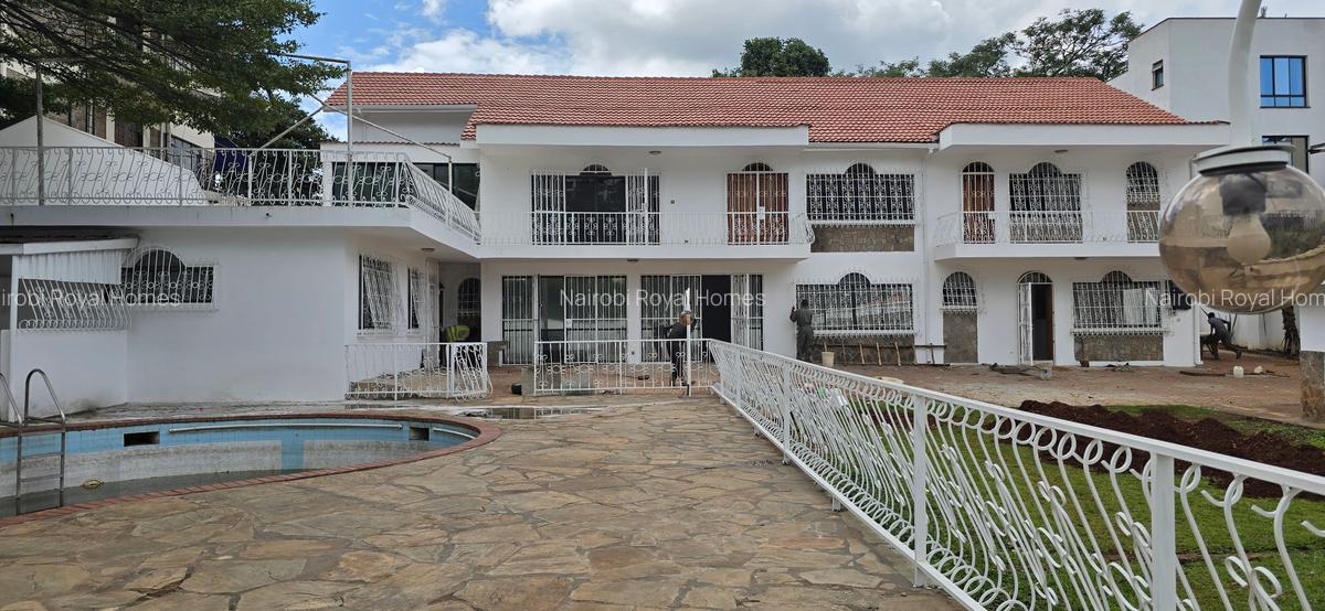 5 Bed House with En Suite at Lavington Green - 9