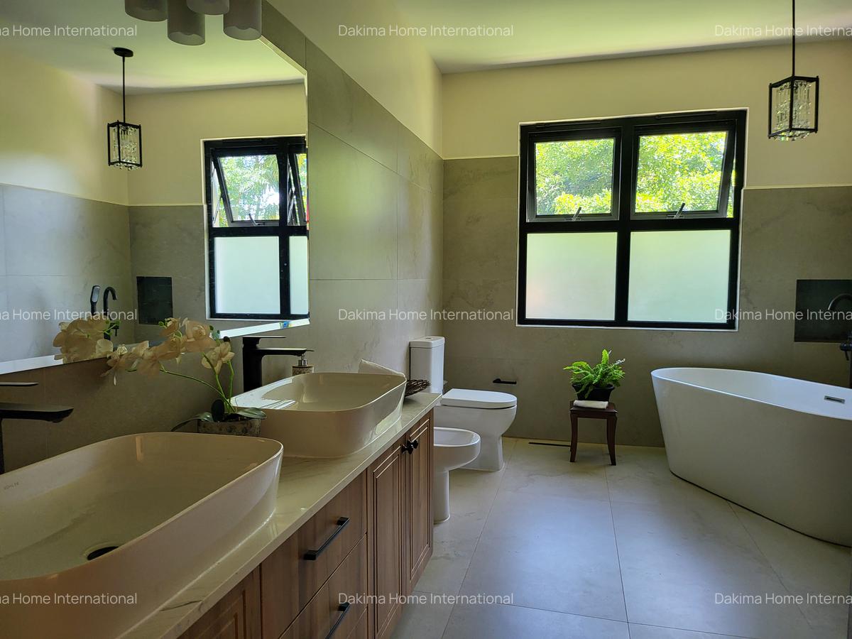 5 Bed House with En Suite in Runda - 14