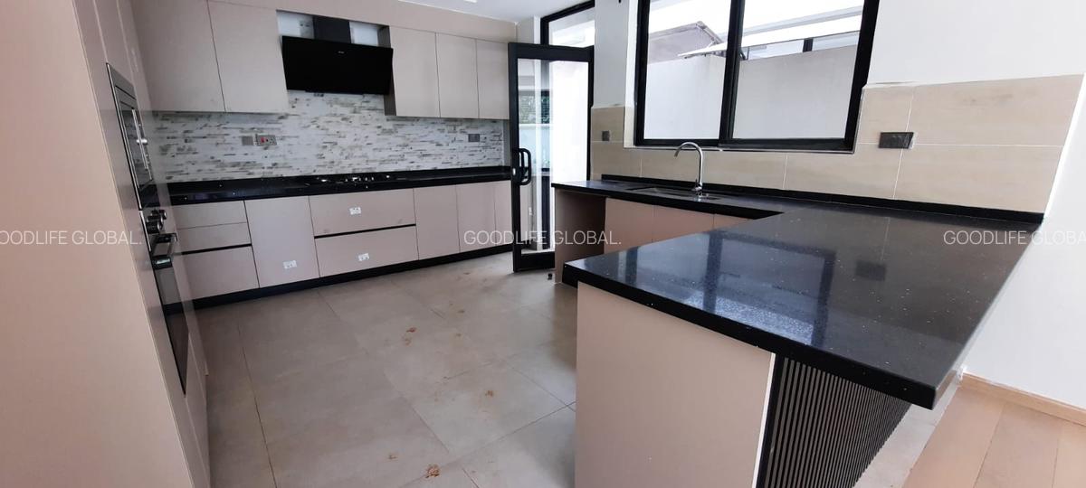 4 Bed Villa with En Suite in Lavington - 8