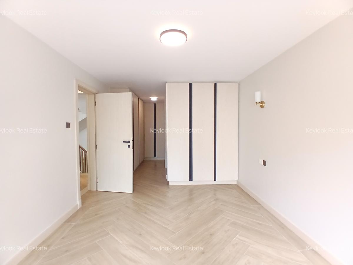 5 Bed Townhouse with En Suite at Lavington Green - 16