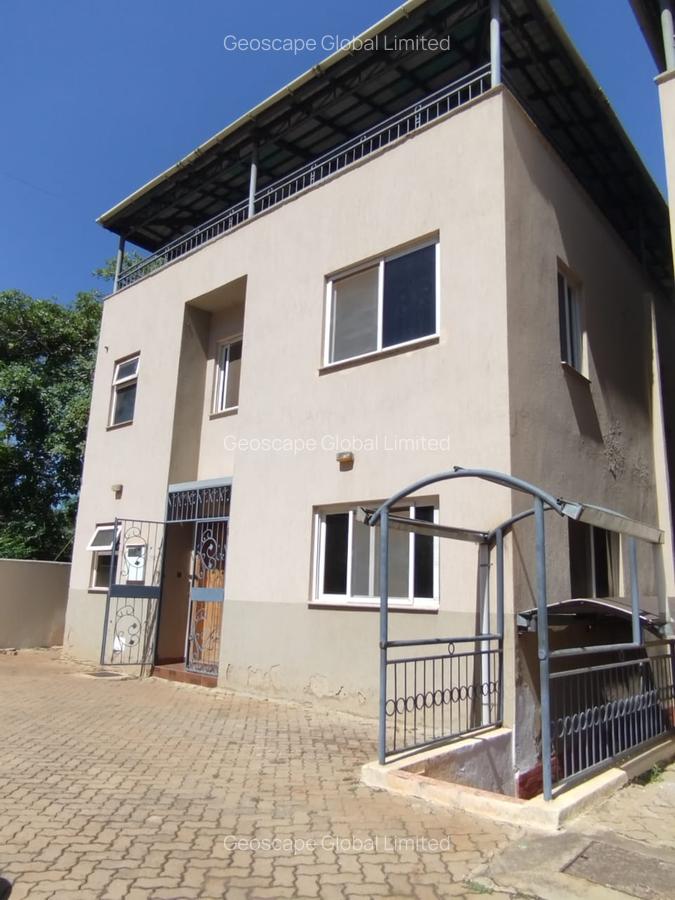 5 Bed House with En Suite in Lavington - 8