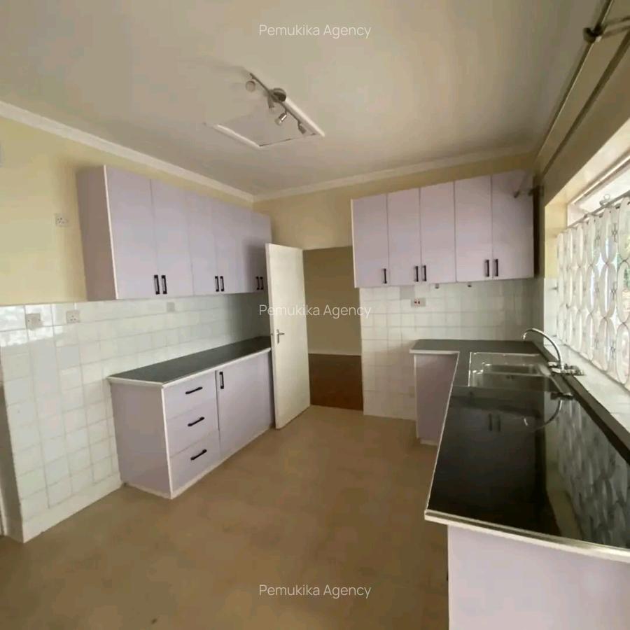 4 Bed Villa in Rosslyn - 4