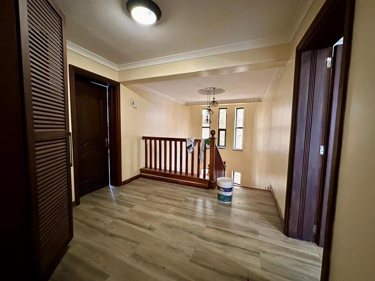 5 Bed Townhouse with En Suite at Lavington - 11