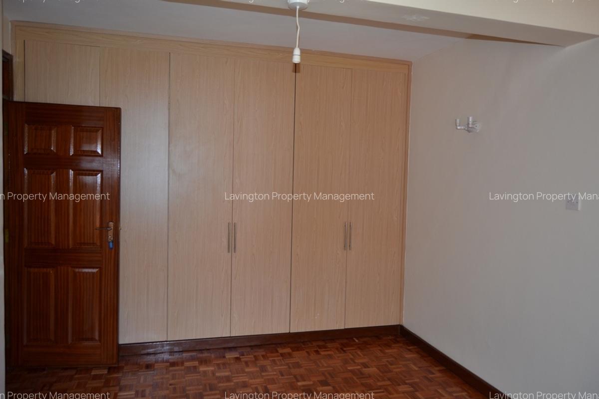 5 Bed Villa with En Suite at Lavington Green - 7