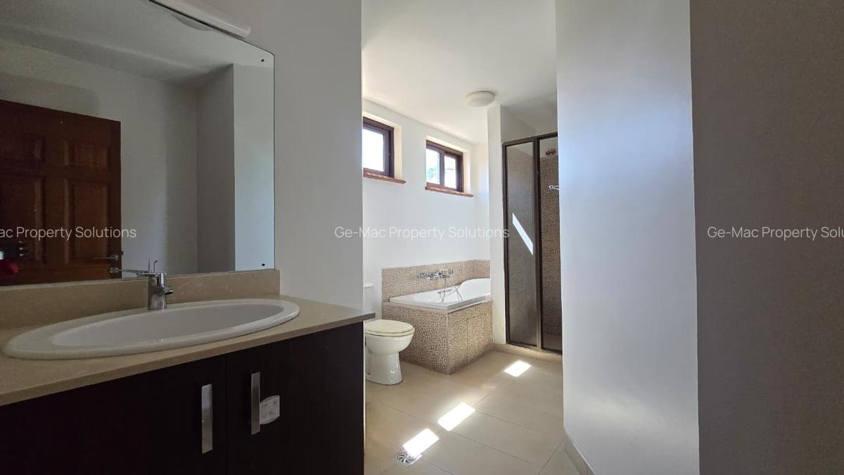 5 Bed Townhouse with En Suite in Lavington - 10