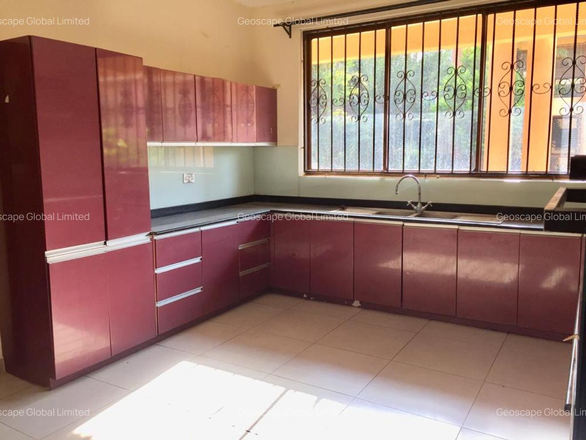 5 Bed House with En Suite in Spring Valley - 15