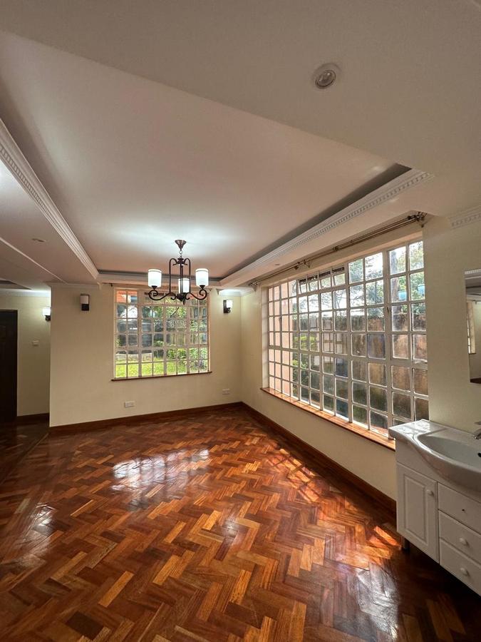 5 Bed Townhouse with En Suite in Lavington - 12