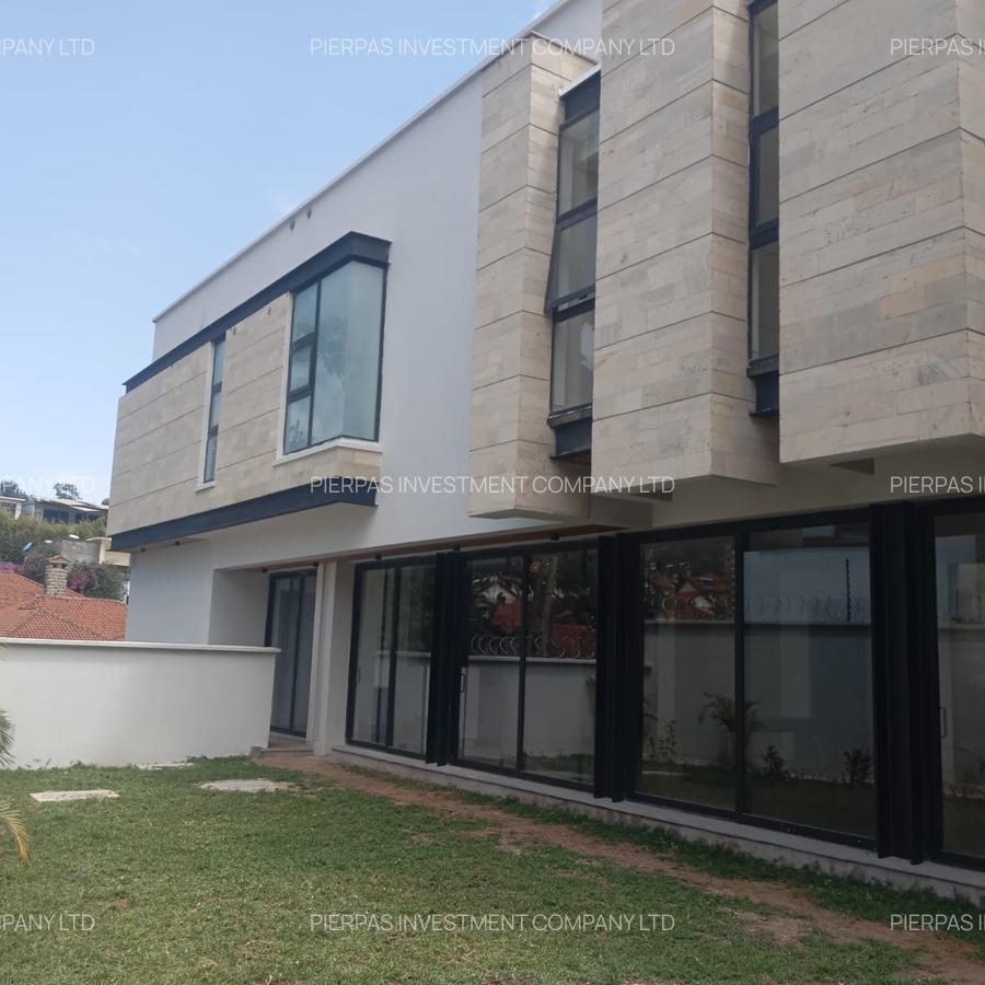 5 Bed Townhouse with En Suite in Brookside - 1