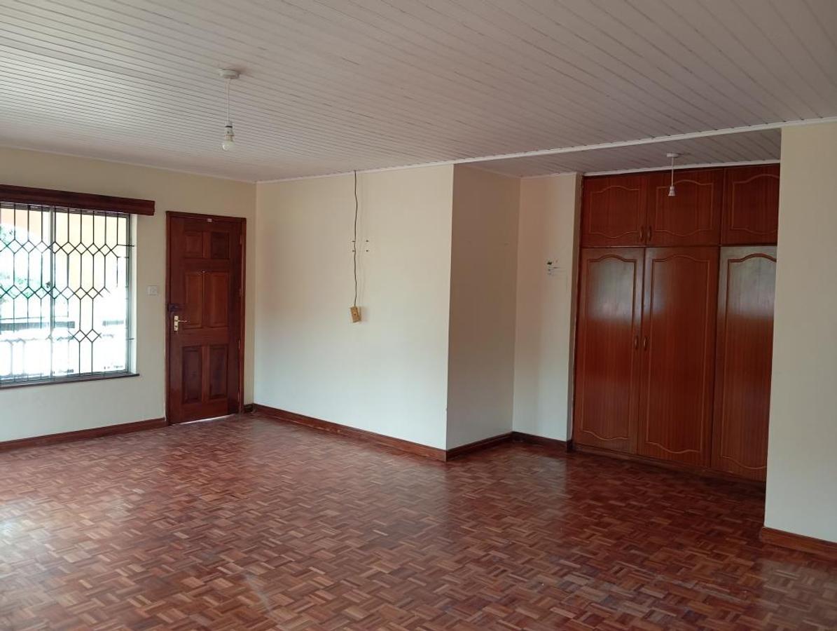 5 Bed House with En Suite at Lavington - 7