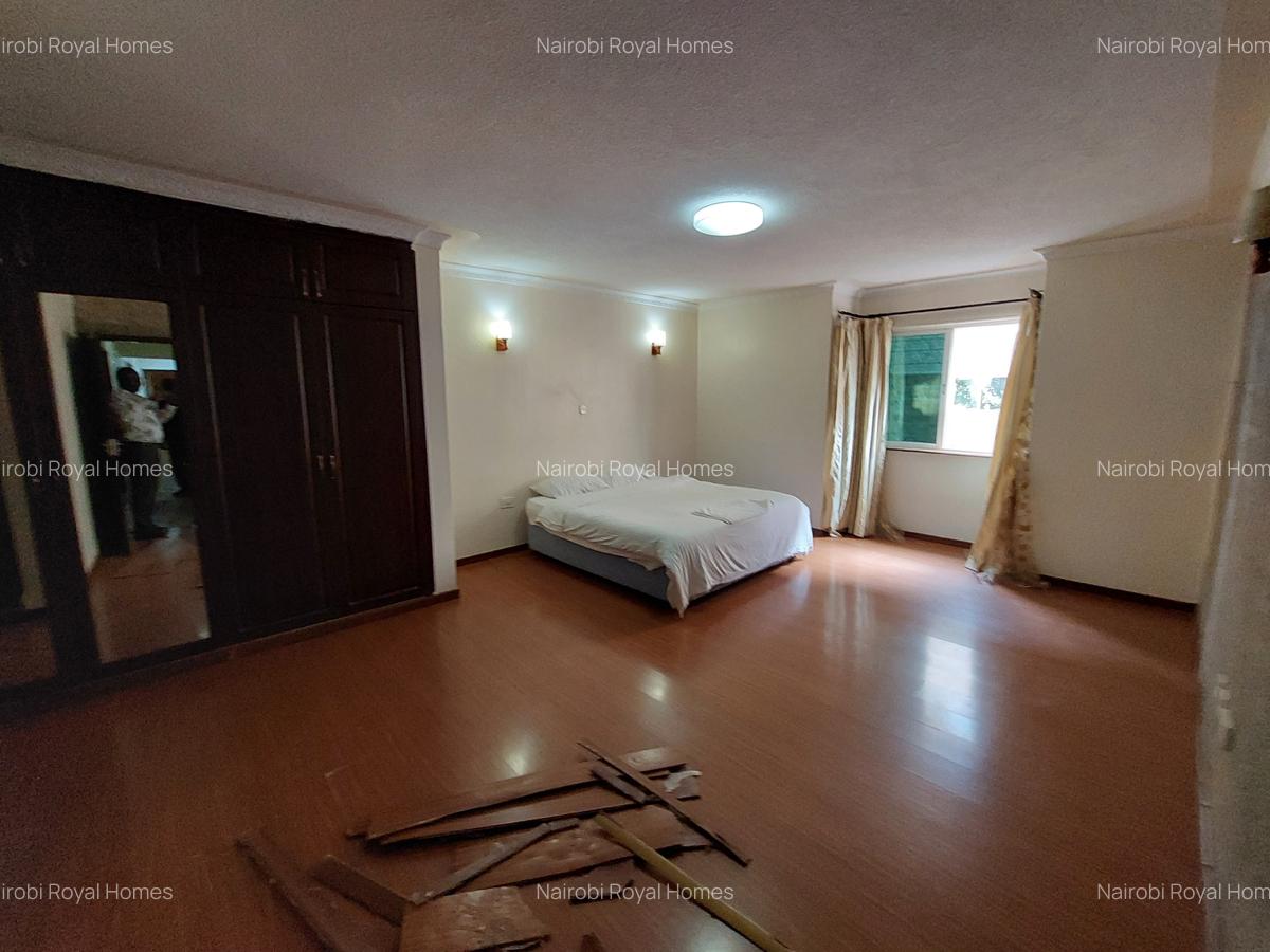 3 Bed Apartment with En Suite at Lavington - 16