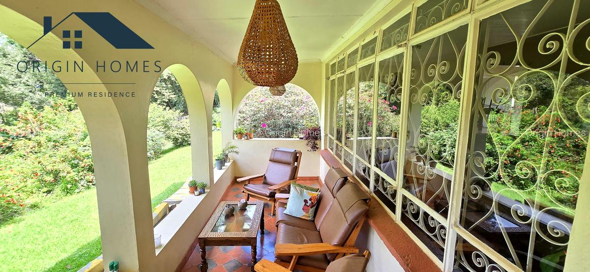 6 Bed House with En Suite at Lavington - 1