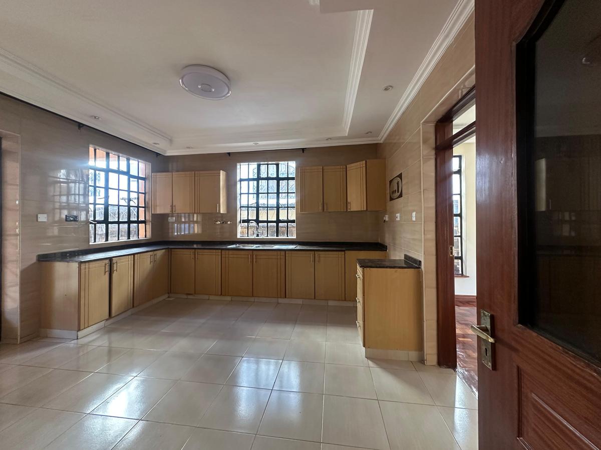 5 Bed House with En Suite at Lavington - 9