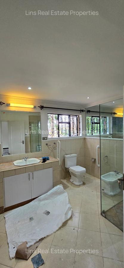 6 Bed House with En Suite in Lavington - 20