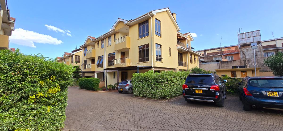 6 Bed Townhouse with En Suite at Lavington Green - 16