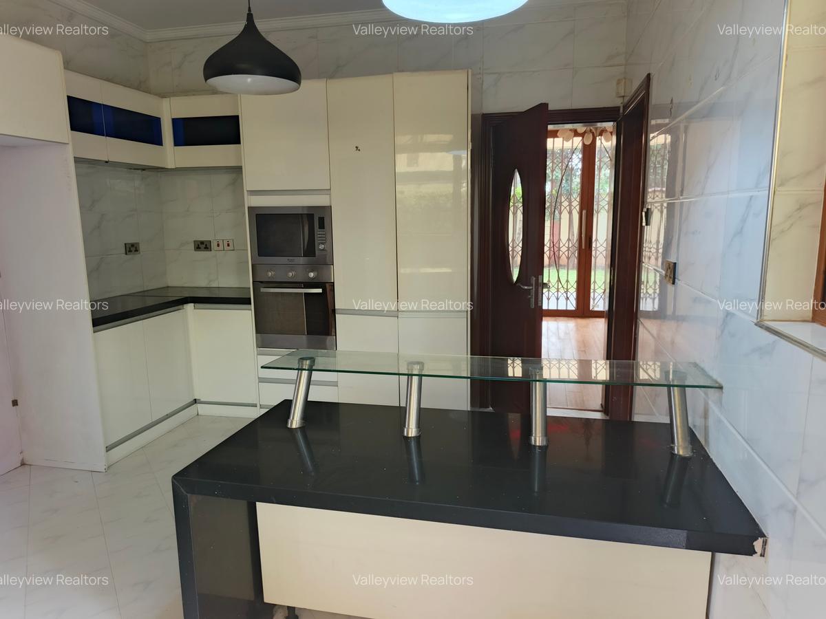 5 Bed Townhouse with En Suite at Lavington - 10