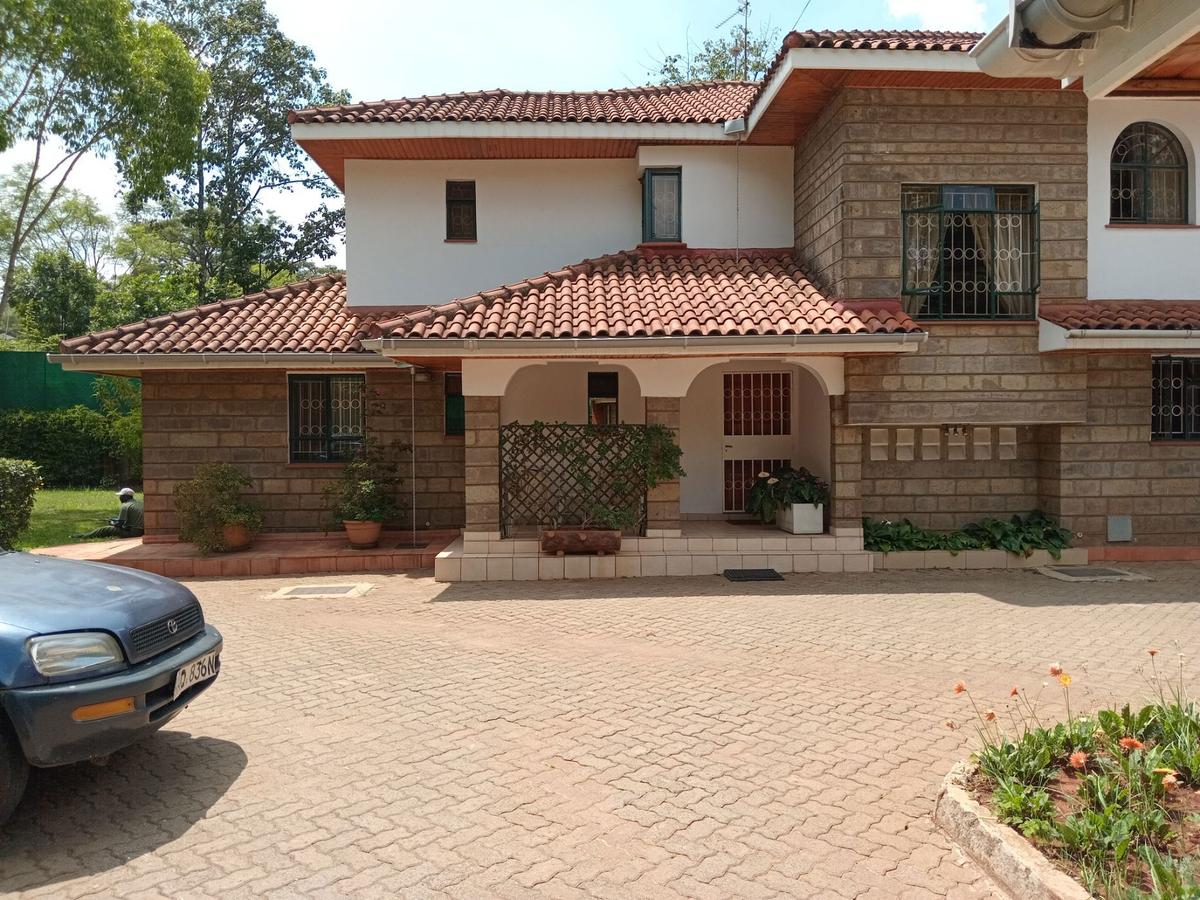 4 Bed House with En Suite in Lavington - 2