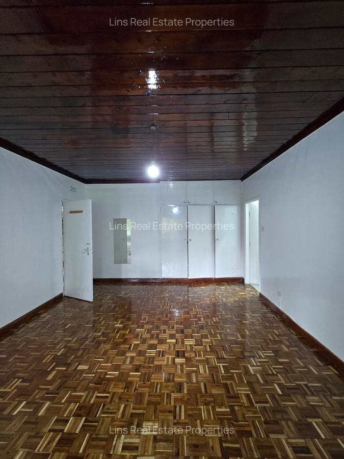 5 Bed House with En Suite in Lavington - 20