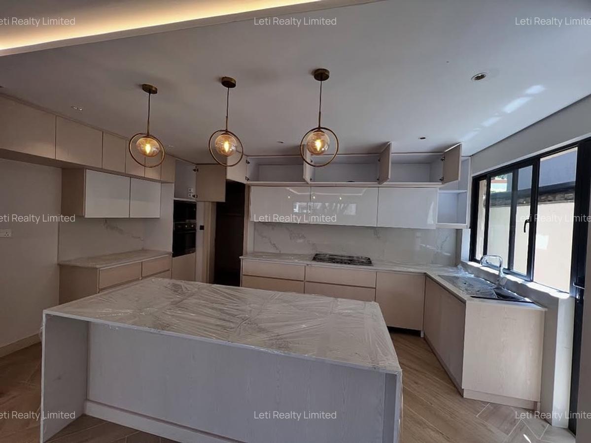 5 Bed Townhouse with En Suite in Lavington - 2