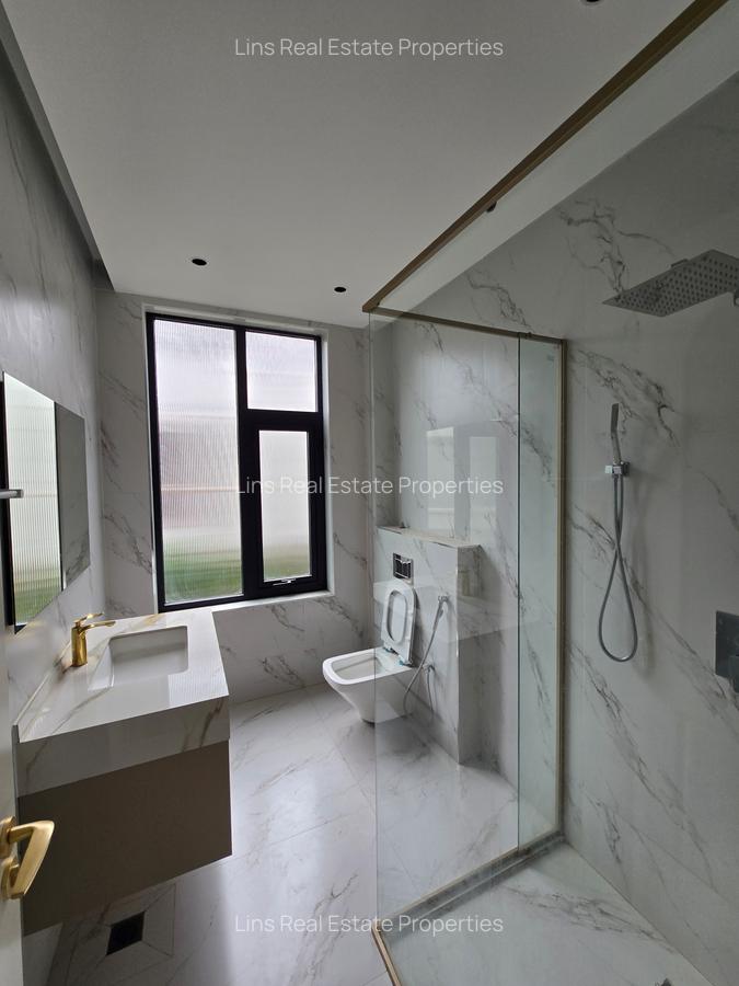 5 Bed Townhouse with En Suite in Lavington - 12