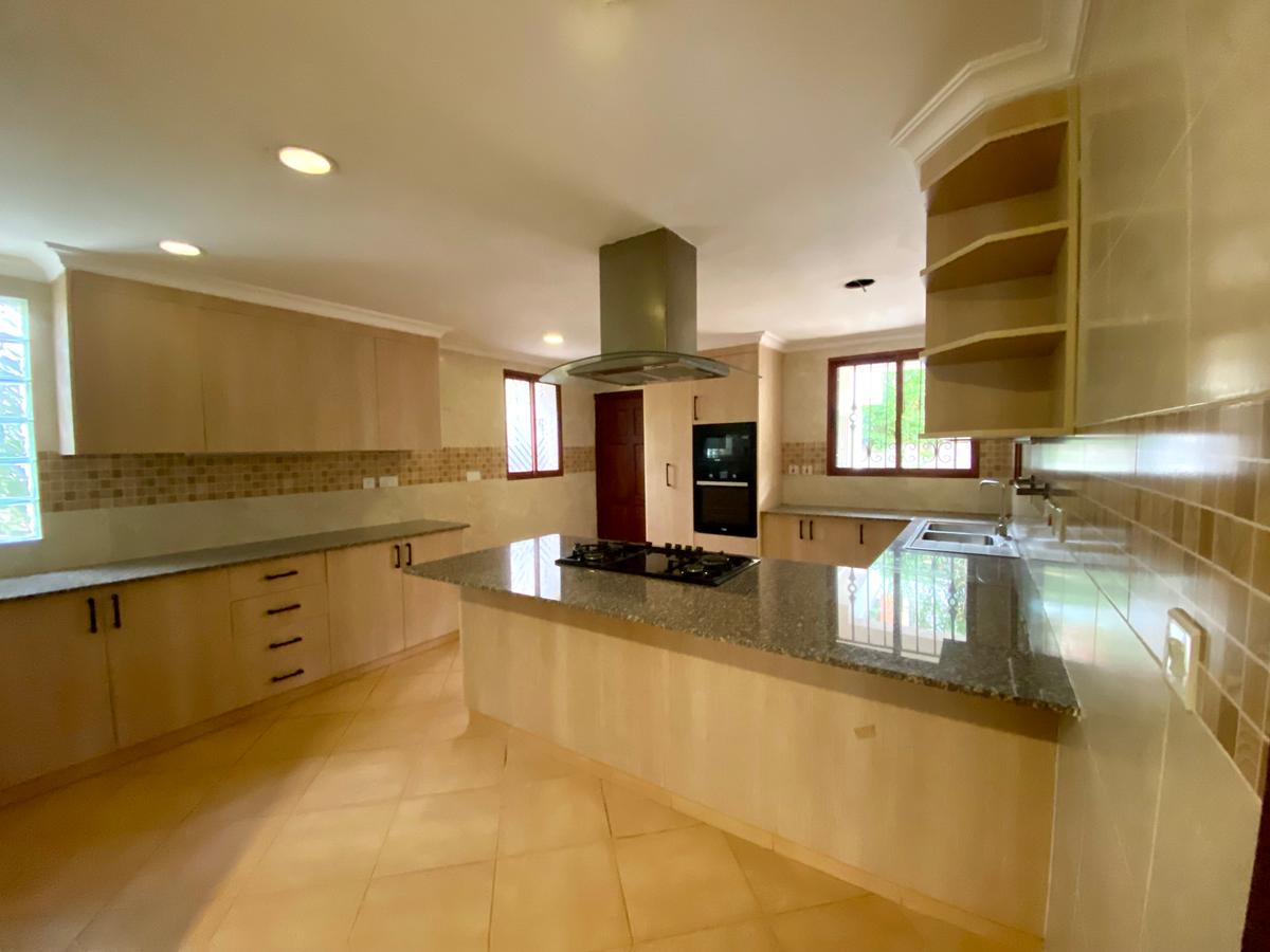 5 Bed Townhouse with En Suite in Spring Valley - 14