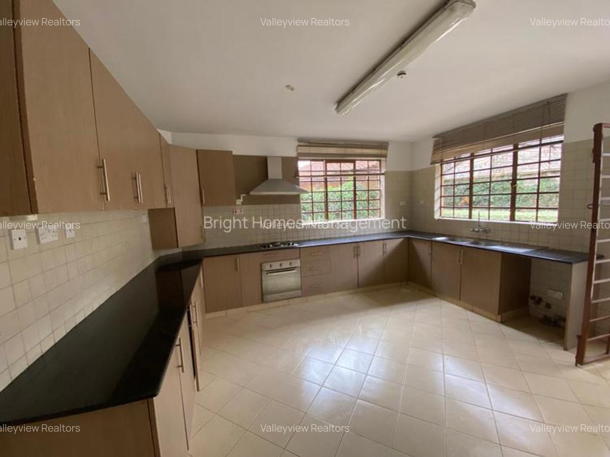 6 Bed Townhouse with En Suite at Lavington - 3