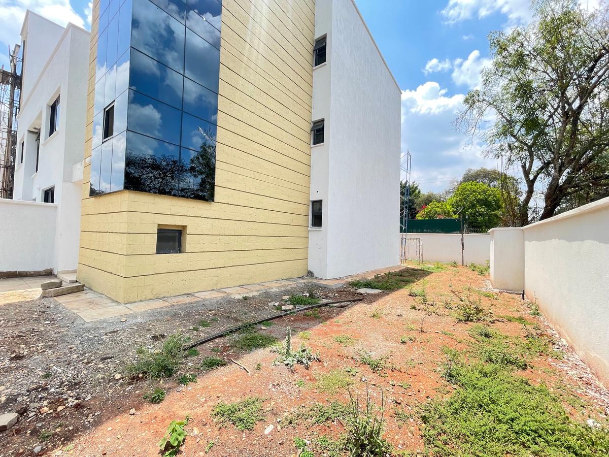 5 Bed Townhouse with En Suite in Lavington - 2