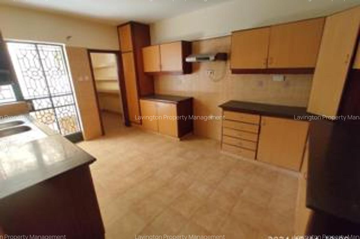 5 Bed Townhouse with En Suite at Lavington Green - 5