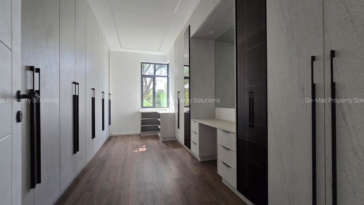 5 Bed House with En Suite in Lavington - 15