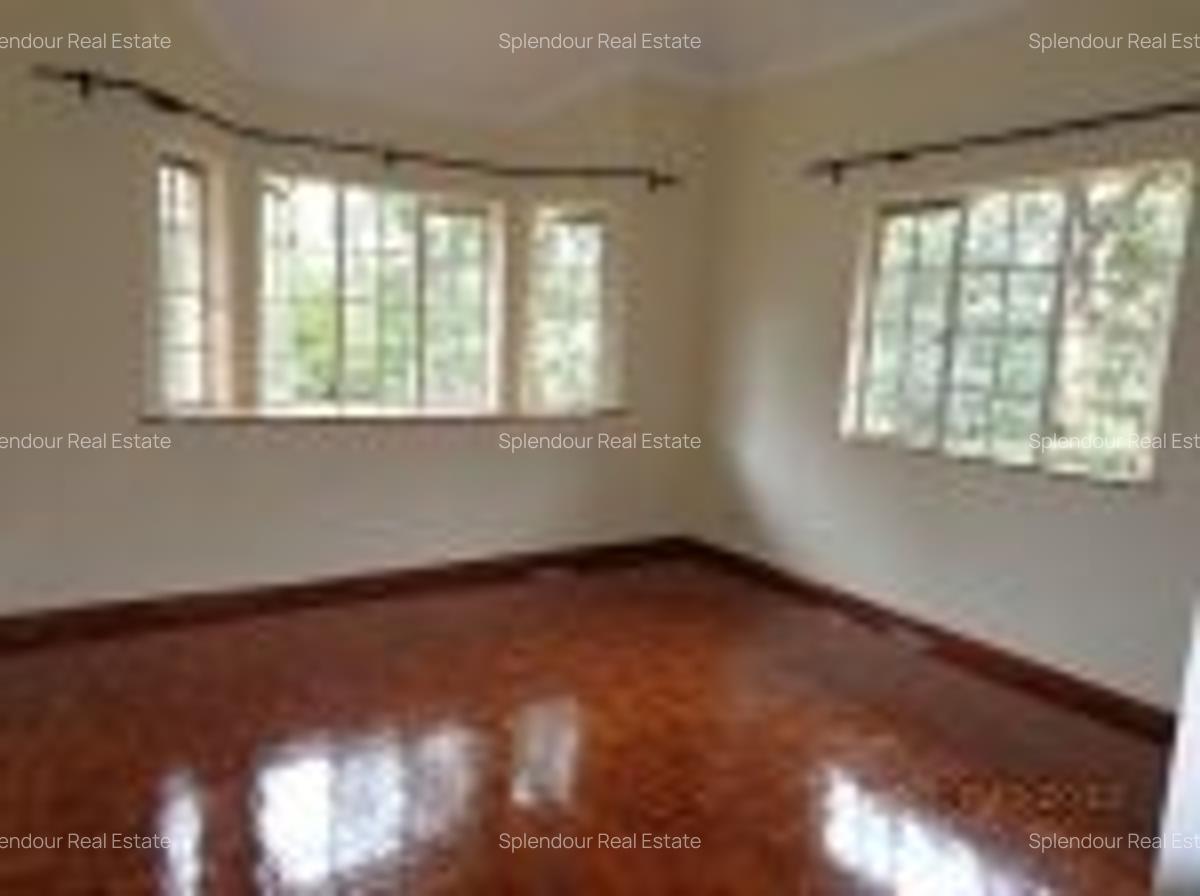 5 Bed Villa with En Suite in Rosslyn - 9