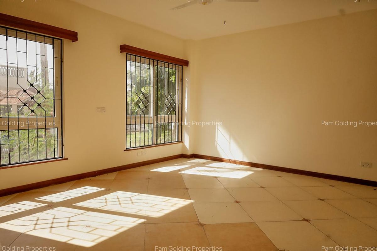 4 Bed Apartment with En Suite at 1St Avenue - 9