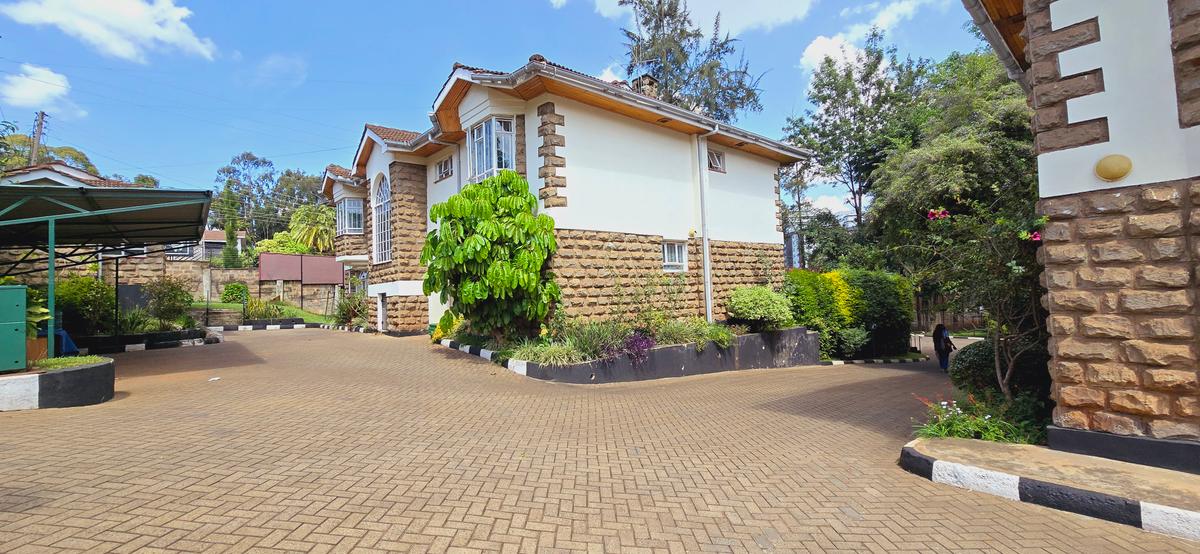 5 Bed Townhouse with En Suite at Lavington - 3