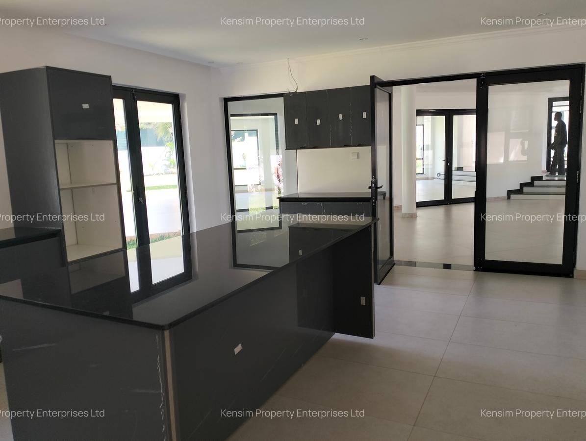 5 Bed House with En Suite in Runda - 11