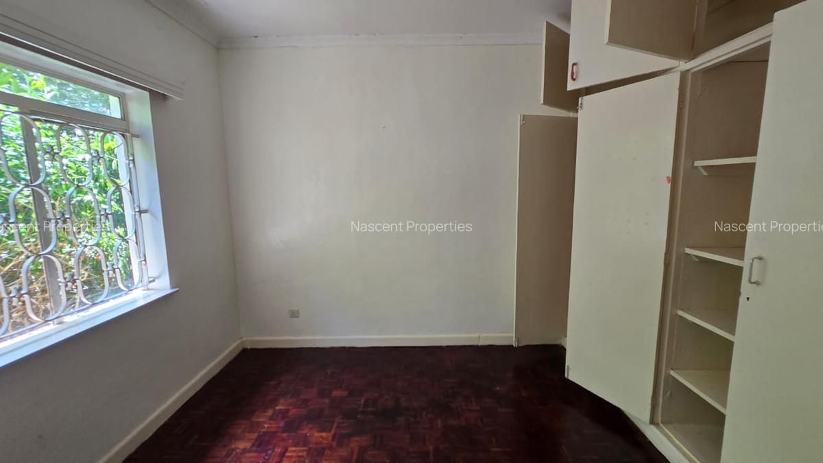 4 Bed House with En Suite in Rosslyn - 14