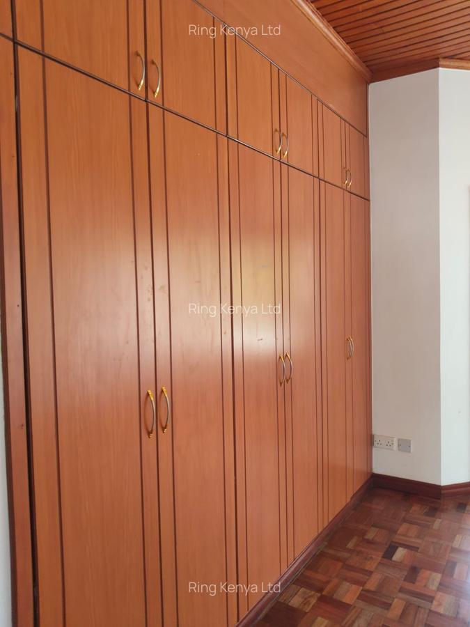 5 Bed House with En Suite in Lavington - 16