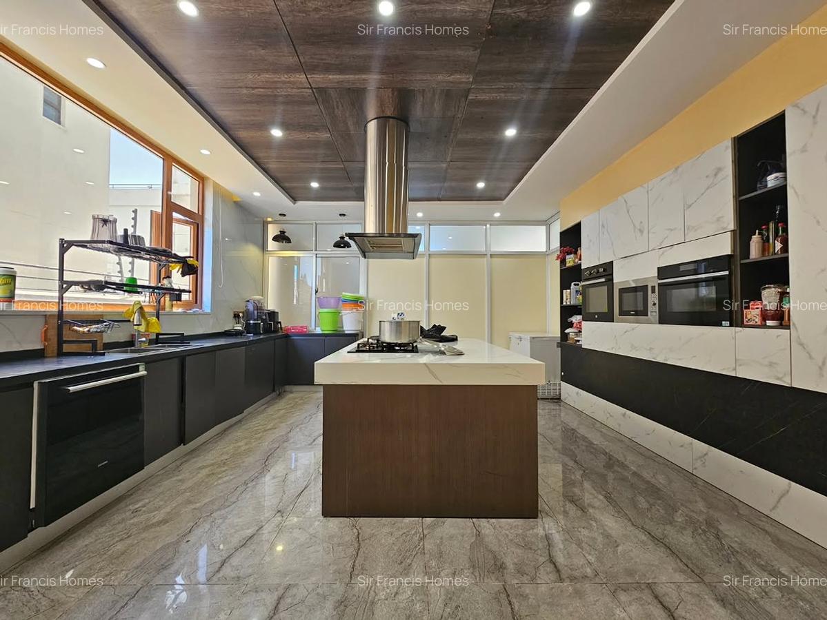 6 Bed Villa with En Suite at Lavington - 3