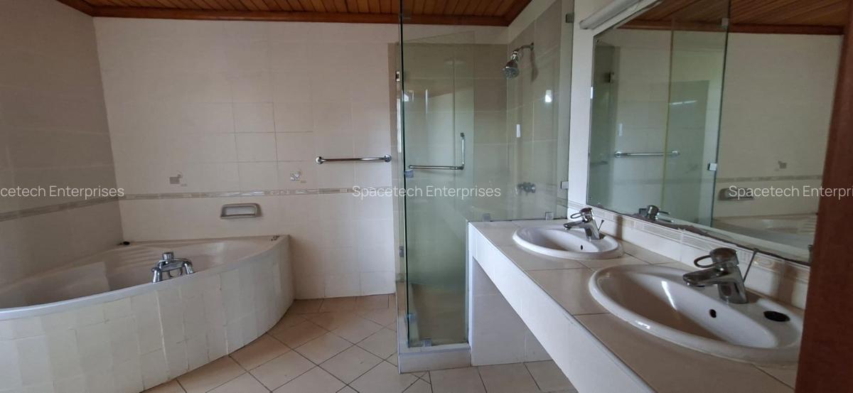 4 Bed House with En Suite in Runda - 12