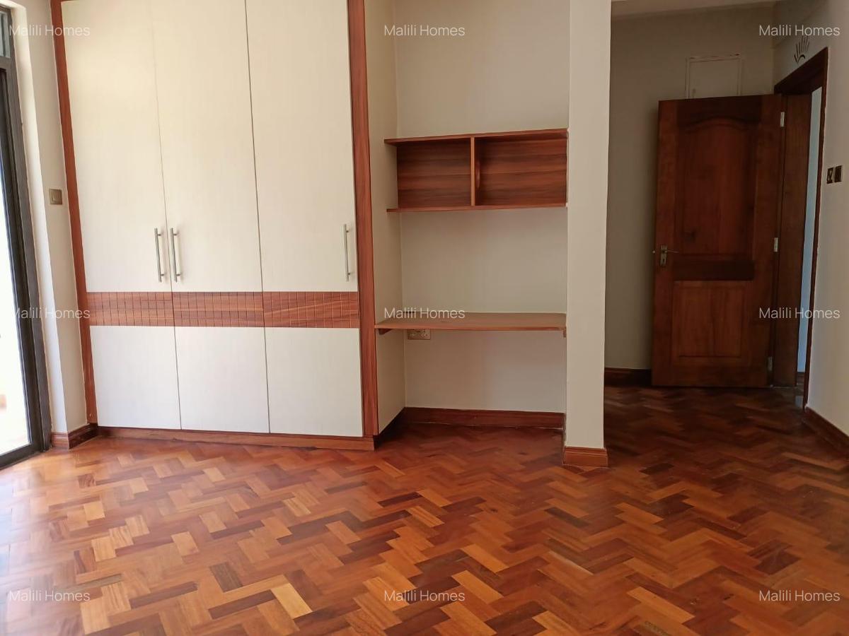 3 Bed Apartment in Riverside - 5