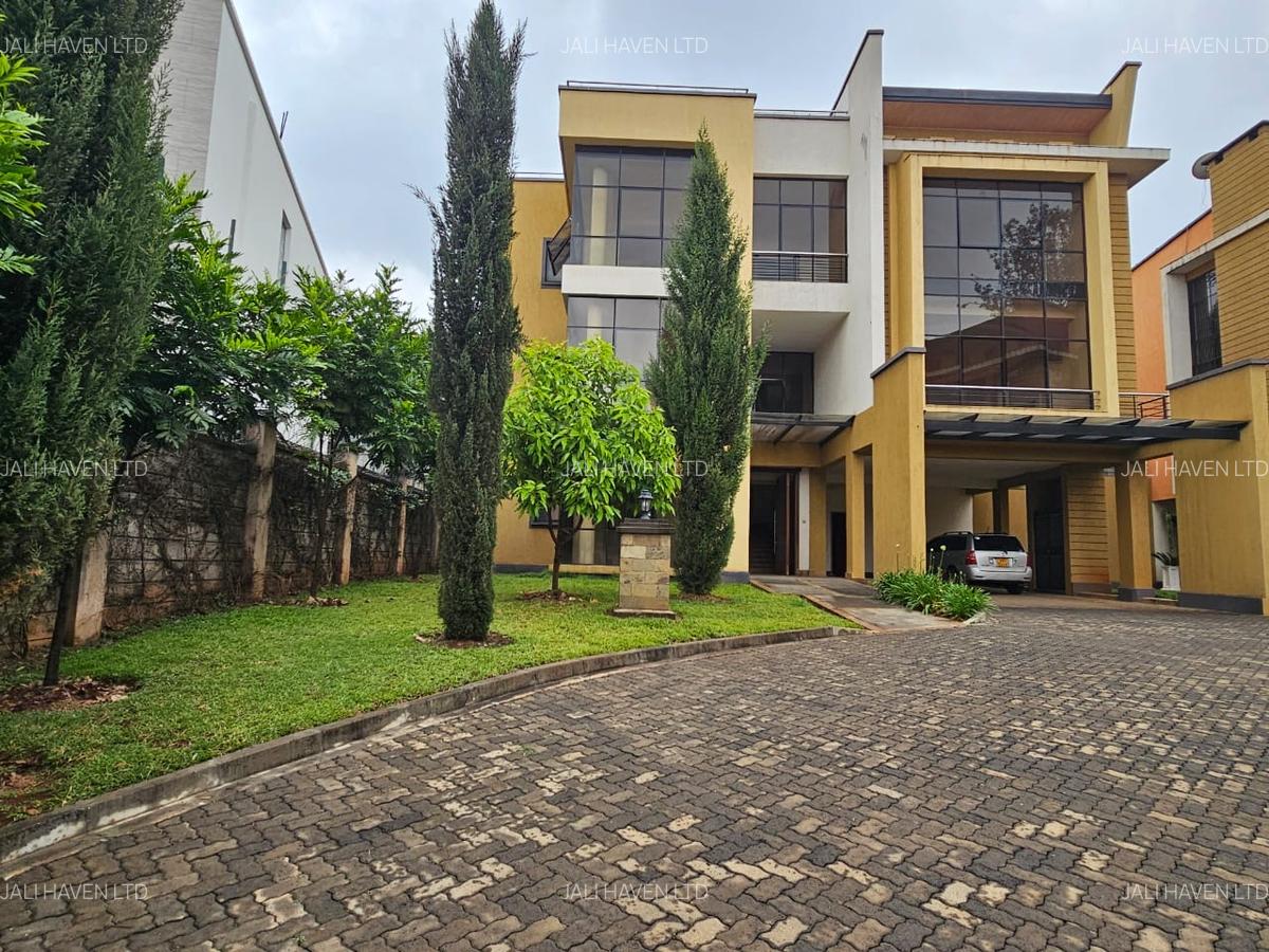 5 Bed Villa with En Suite in Lavington - 1