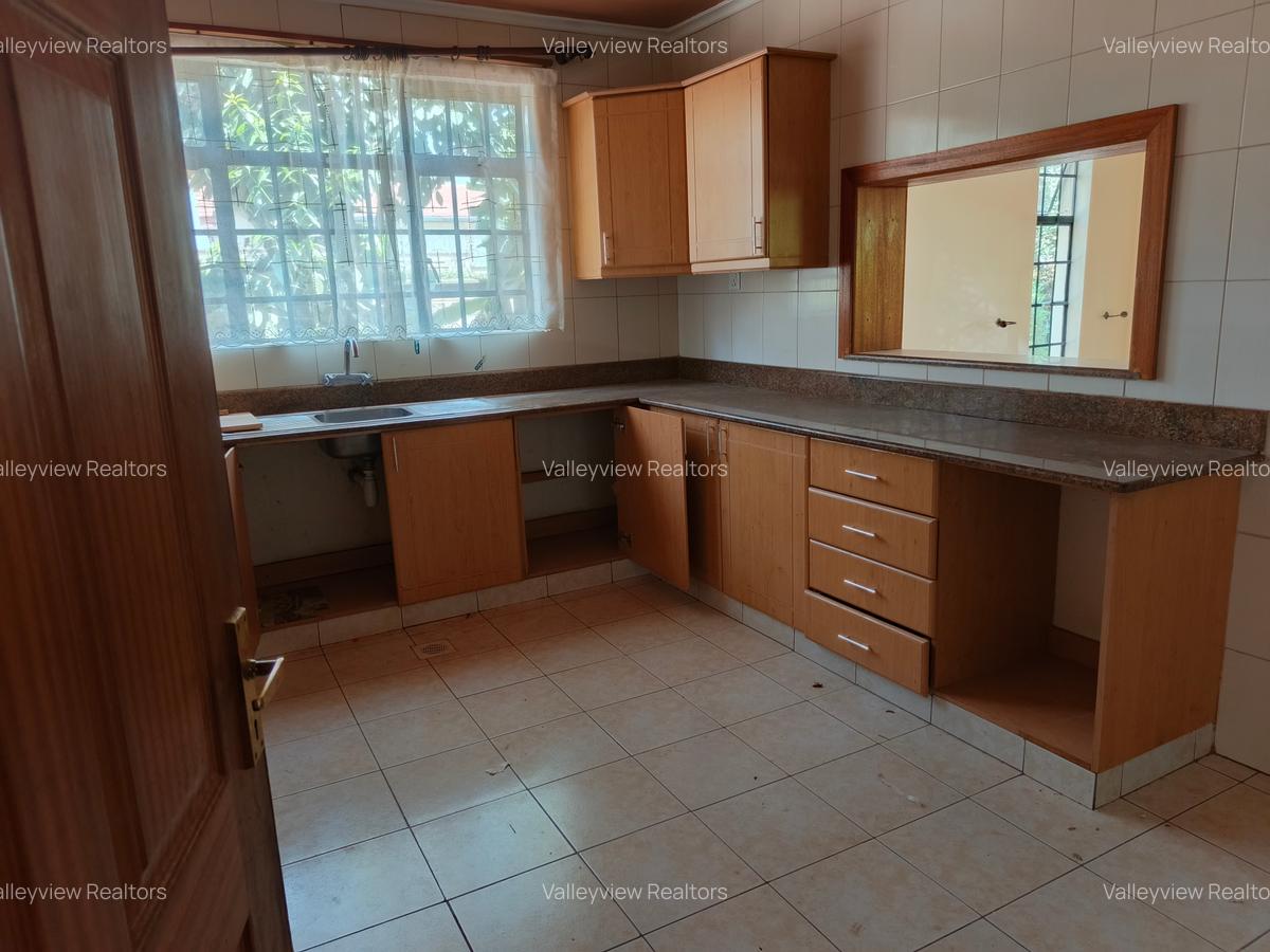 4 Bed Townhouse with En Suite at Lavington - 8
