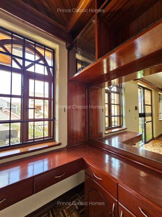 5 Bed Townhouse with En Suite in Lavington - 3