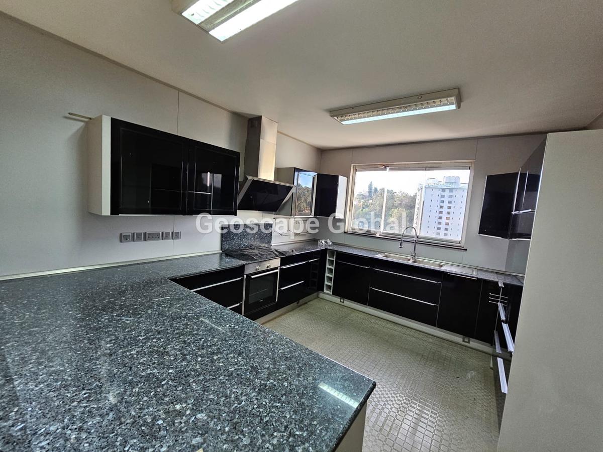 3 Bed Apartment with En Suite in Riverside - 4