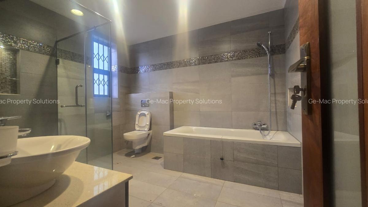 5 Bed House with En Suite in Lavington - 16